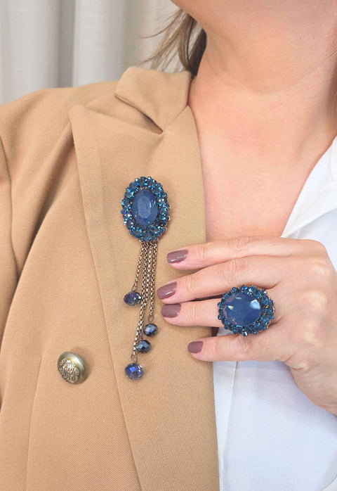 Broche Orvalho: Elegante Oval com Pedras Azul Marinho e Correntes Venezianas | Para Looks Casual Chic