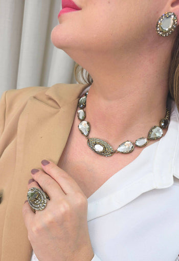 Colar Choker Arlete Ouro Velho: Moderno com Pedras Black Diamond