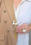 Colar Miranda: Longuinho de Pérolas com Pingente Oval e Strass Cristal no Dourado | Design By Sahara