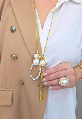 Colar Miranda: Longuinho de Pérolas com Pingente Oval e Strass Cristal no Dourado | Design By Sahara