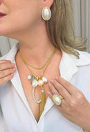 Colar Miranda: Longuinho de Pérolas com Pingente Oval e Strass Cristal no Dourado | Design By Sahara
