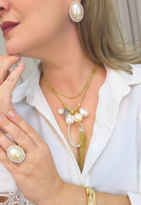 Colar Miranda: Longuinho de Pérolas com Pingente Oval e Strass Cristal no Dourado | Design By Sahara