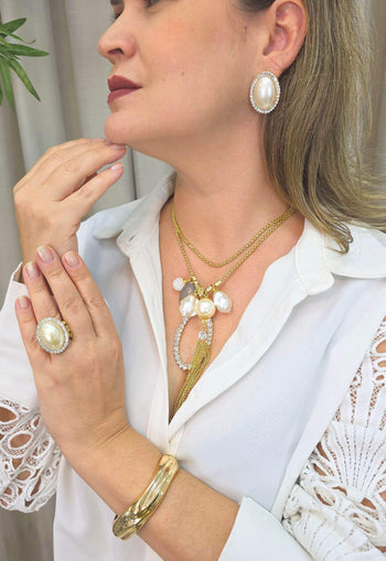 Colar Miranda: Longuinho de Pérolas com Pingente Oval e Strass Cristal no Dourado | Design By Sahara
