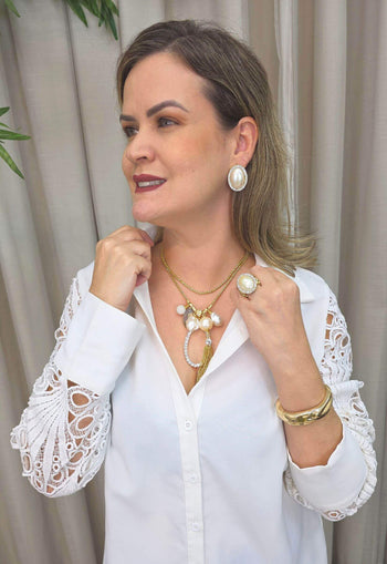 Colar Miranda: Longuinho de Pérolas com Pingente Oval e Strass Cristal no Dourado | Design By Sahara