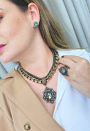 Colar Quiara ouro velho com pingente com pedras black diamond e verde