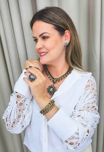 Colar Quiara ouro velho com pingente com pedras black diamond e verde