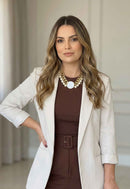 Colar Claudiane: Pérolas com Pingente de Metal Redondo Esmaltado Branco no Dourado | Look de Festa