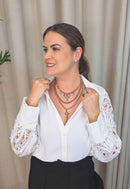 Colar Angélica: Mix de Colares Vintage Religioso com Cruz e Pedras Pêssego | By Sahara Acessórios