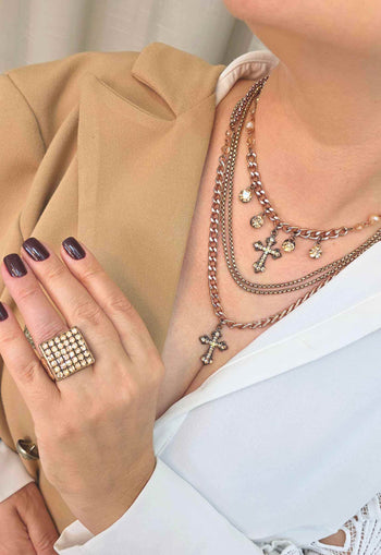 Colar Angélica: Mix de Colares Vintage Religioso com Cruz e Pedras Pêssego | By Sahara Acessórios