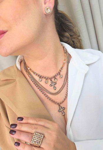 Colar Angélica: Mix de Colares Vintage Religioso com Cruz e Pedras Pêssego | By Sahara Acessórios