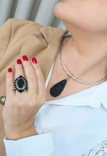 Colar Olímpia de aro com pingente de gota jet banhado no prata