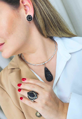 Colar Olímpia de aro com pingente de gota jet banhado no prata