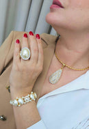 Colar Olímpia de aro com pingente de gota perola e cristal banhado no dourado