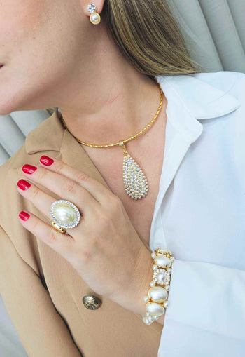 Colar Olímpia de aro com pingente de gota perola e cristal banhado no dourado