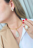 Colar Olímpia de aro com pingente de gota perola e cristal banhado no dourado