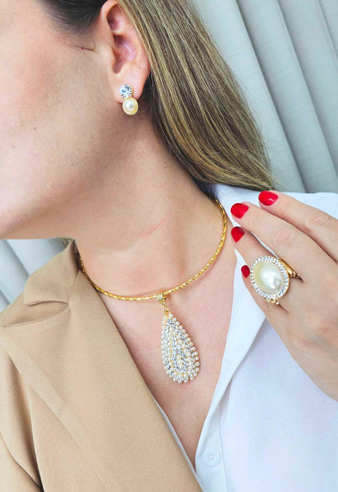 Colar Olímpia de aro com pingente de gota perola e cristal banhado no dourado