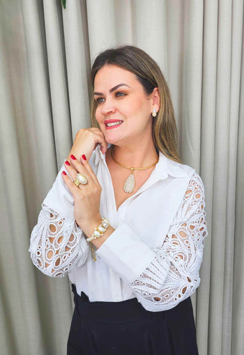 Colar Olímpia de aro com pingente de gota perola e cristal banhado no dourado