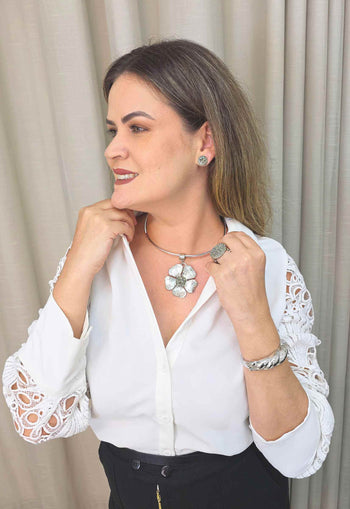 Colar Irene: Pingente de Flor com Aro e Pedras Grafite no Prata | Sahara Acessórios