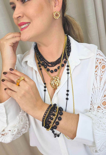 Maxi Colar Magnífica: Moderno com Flor Dourada e Mix de Correntes no Preto e Dourado| Acessório de Luxo