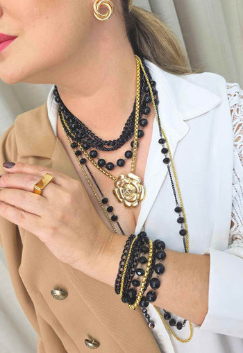 Maxi Colar Magnífica: Moderno com Flor Dourada e Mix de Correntes no Preto e Dourado| Acessório de Luxo