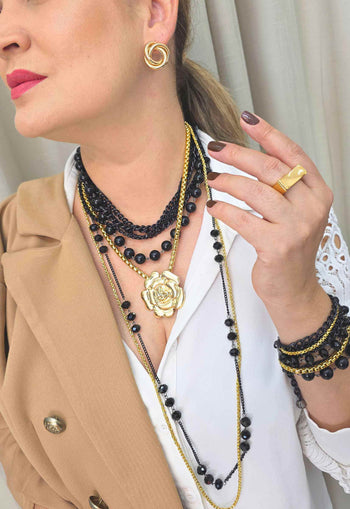 Maxi Colar Magnífica: Moderno com Flor Dourada e Mix de Correntes no Preto e Dourado| Acessório de Luxo