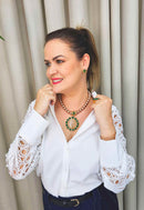 Colar Dalila com pingente de resina marrom com pedras verde esmeralda banhado no dourado