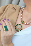 Colar Dalila com pingente de resina marrom com pedras verde esmeralda banhado no dourado