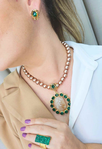 Colar Dalila com pingente de resina marrom com pedras verde esmeralda banhado no dourado