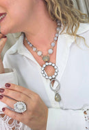 Colar Ponche de pedras cinzas, leitosa e pingente oval com strass cristal banhado no grafite