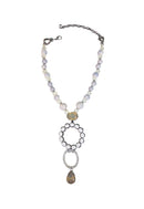 Colar Ponche de pedras cinzas, leitosa e pingente oval com strass cristal banhado no grafite