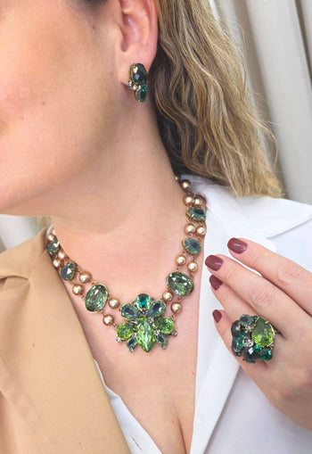 Colar Maria Filó chique de pedras verde e perolas vintage banhado no ouro velho