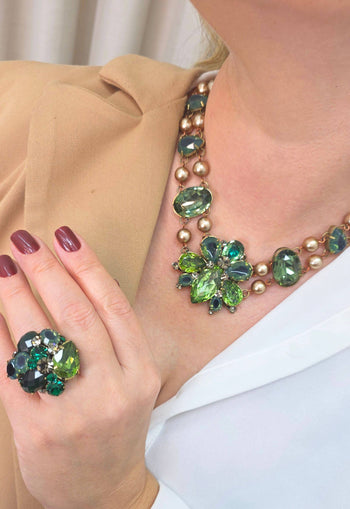 Colar Maria Filó chique de pedras verde e perolas vintage banhado no ouro velho