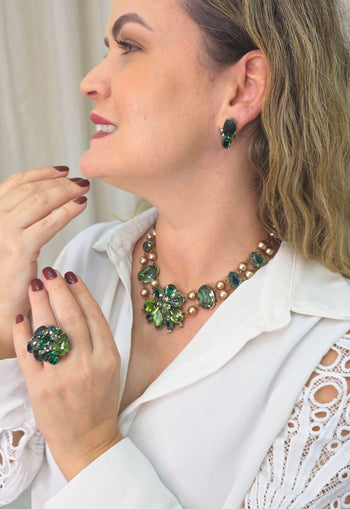 Colar Maria Filó chique de pedras verde e perolas vintage banhado no ouro velho