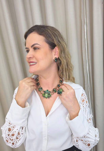 Colar Maria Filó chique de pedras verde e perolas vintage banhado no ouro velho