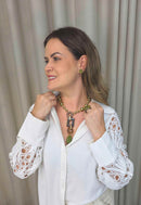 Colar Fernanda: Boho Chic de Pedras Verdes com Detalhes em Madeira no Dourado | Presente Inesquecível