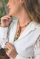 Colar Fernanda: Boho Chic de Pedras Verdes com Detalhes em Madeira no Dourado | Presente Inesquecível