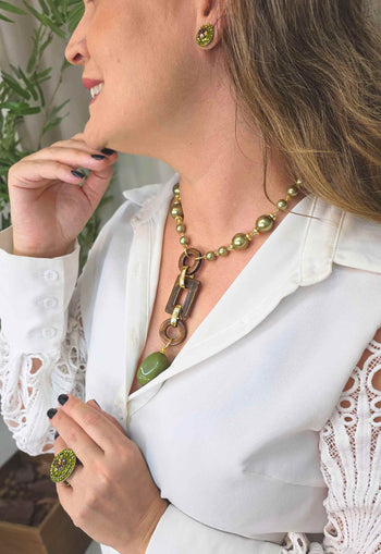 Colar Fernanda: Boho Chic de Pedras Verdes com Detalhes em Madeira no Dourado | Presente Inesquecível