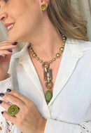 Colar Fernanda: Boho Chic de Pedras Verdes com Detalhes em Madeira no Dourado | Presente Inesquecível