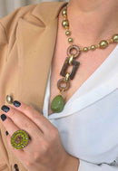 Colar Fernanda: Boho Chic de Pedras Verdes com Detalhes em Madeira no Dourado | Presente Inesquecível