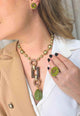 Colar Fernanda: Boho Chic de Pedras Verdes com Detalhes em Madeira no Dourado | Presente Inesquecível