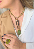 Colar Fernanda: Boho Chic de Pedras Verdes com Detalhes em Madeira no Dourado | Presente Inesquecível
