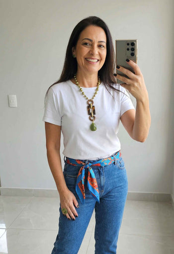 Colar Fernanda: Boho Chic de Pedras Verdes com Detalhes em Madeira no Dourado | Presente Inesquecível