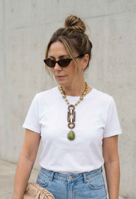 Colar Fernanda: Boho Chic de Pedras Verdes com Detalhes em Madeira no Dourado | Presente Inesquecível