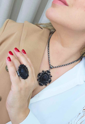 Colar Raridade Black com pingente de strass preto e veneziana grafite