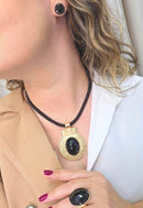 Colar Figueiredo Black de courinho com pingente oval dourado e pedras pretas