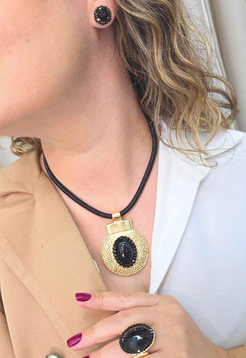 Colar Figueiredo Black de courinho com pingente oval dourado e pedras pretas