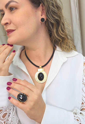 Colar Figueiredo Black de courinho com pingente oval dourado e pedras pretas