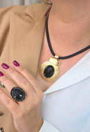 Colar Figueiredo Black de courinho com pingente oval dourado e pedras pretas