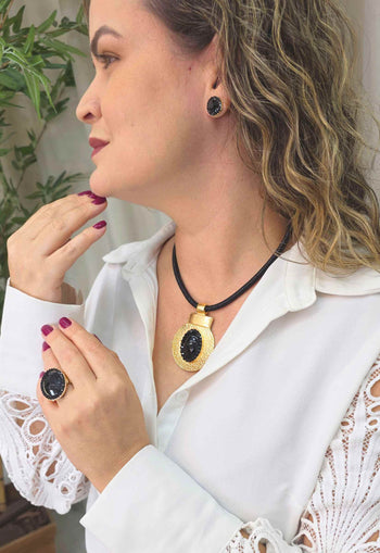 Colar Figueiredo Black de courinho com pingente oval dourado e pedras pretas