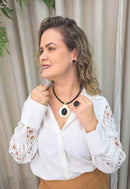 Colar Figueiredo Black de courinho com pingente oval dourado e pedras pretas